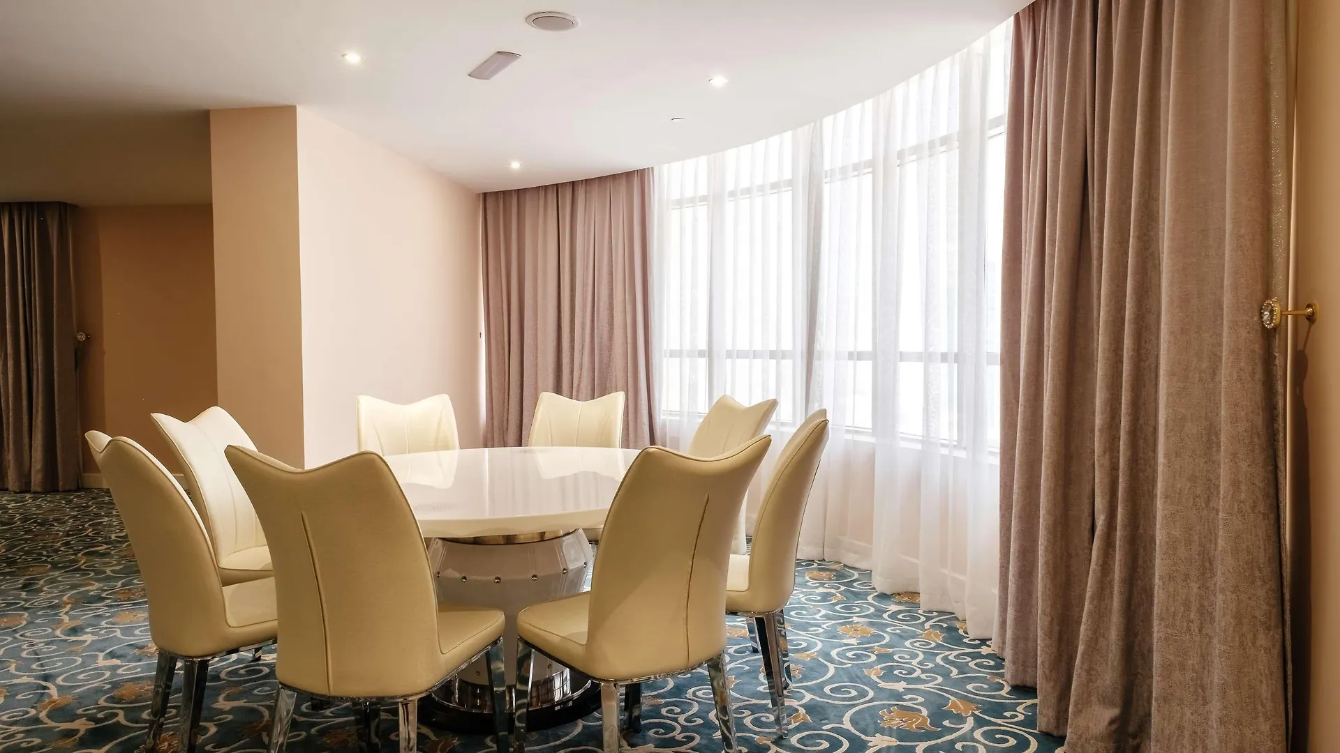 Tulip Inn Al Khan Hotel Sharjah 4*,